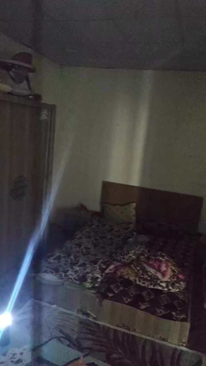 سلام وعليكم بيت للبيع فيلق قرب جامع بختياري البيت سقف ثانوي كامل غرفه وحده سندويج البيت مرتب بي حوش يدخل سياره سعره 17 ومجال *********** ملاحظه اني صاحب البيت مو مكتب
