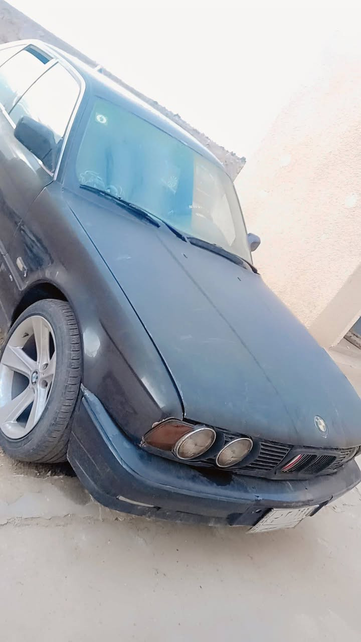 سلام عليكم Bmwحجم 535 مكفوله منل ضربه مصبوغه عام السنويه الل 29 ويل رياضي دواخل نضيفه كير عادي اصل تصل وبيك خير وتدلل رقم ***********
