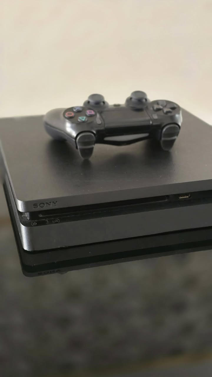 للبيع PlayStation 4 Slim سعة 512GB
✅ نظافة 95%
✅ وياه 2 جويستك
✅ قرص GTA V أصلي

السعر: 240 ألف دينار فقط
للتواصل على الواتساب : *********** 
الجهاز شغال ممتاز وما بي أي مشاكل، والفحص قبل الشراء. وبي ضمان

توصيل لكل العراق 📦
