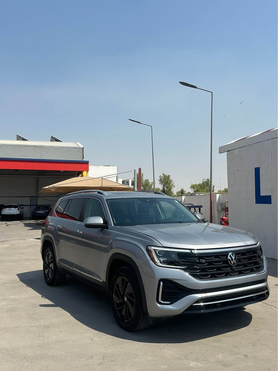 کوردی /عربی 
*********
دروستكراوي :-VW 
مۆدێل :- atlas 
ساڵ : 2024 
بزوێنەر : V4 2.0L
بگۆری بزوێنەر : Automatic 
سوتەمەنی : بنزین
دۆخ : بەکارهاتوو
ماوەی ڕۆشتوو:   42.000 km
تابلو ئوتومبێل : کاتی  
ليدراو : جاملخ و كةميك بونت سيارة بى ارباك 
***********
النوع :- VW
المودیل :- atlas
السنة : 2024 
المحرك :  V4 2.0L  
ناقل الحركة: Automatic
نوع الوقود : بنزین
الحالة: المستخدم 
عدد اميال :    42.000 km      
رقم السیارە: کاتی 
ضرر:- جاملخ شوية بونت سيارة بدون ارباك 
**********
***********
عنوان : اربيل  mm أربيل, العراق
