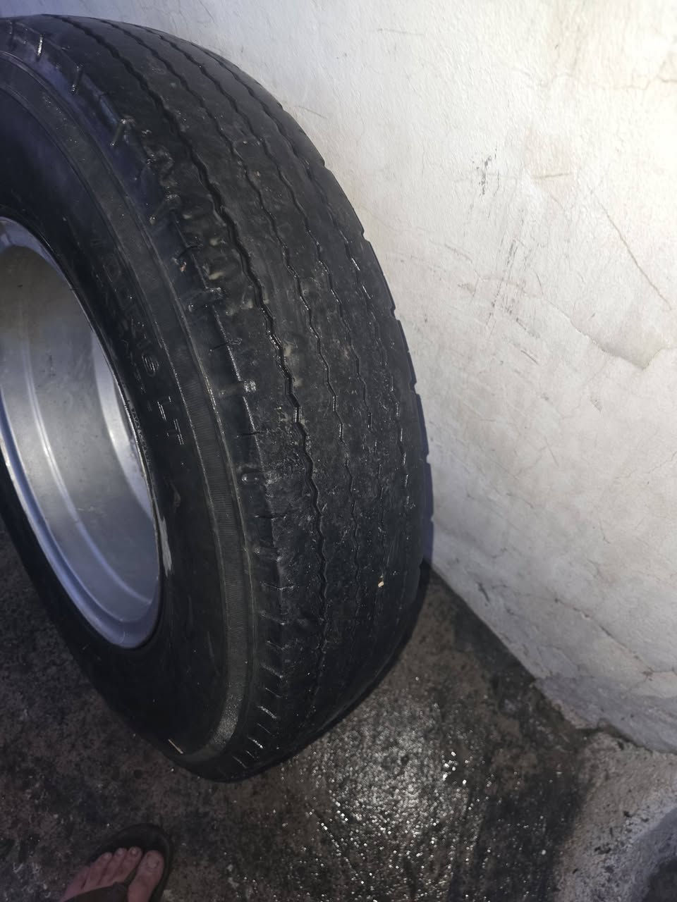 جوتێک تایەی لۆنگوای ٧٠٠ بە ویلەوە بۆ فرۆشتن ***********
