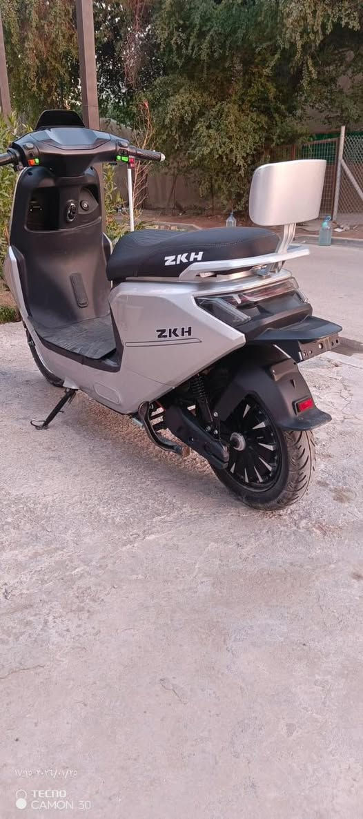 دراجه شحن للبيع
ستخدام شخصي نضيفه جدا 
٣ سرعات نضام سكيورتي تشغيل عن بعد  السرعة ٩٩ حقيقي ملف ٢٥٠٠ ٦ بطارية السعر ٨٥٠ الف 
***********
