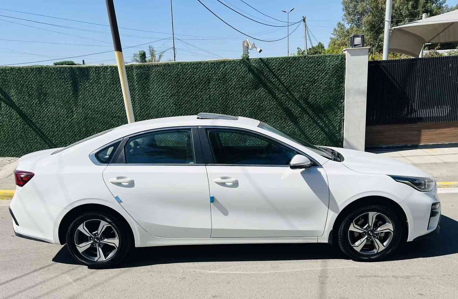 كيا سيراتو خليجي
وكاله دوليه 
مكفوله من صبغ او تبديل رصعه زغيره بلباب وره سايق مسحوبه  
محرك 1600 دوش 
فتحه 
قطعتين تبريد 
كشنات مخمل 
تحكمً استيرن 
مري كهرباء 
بسمي مكان سياره البياع 
سعر 158 $ بيه مجال حكً جيه فقط 
***********
