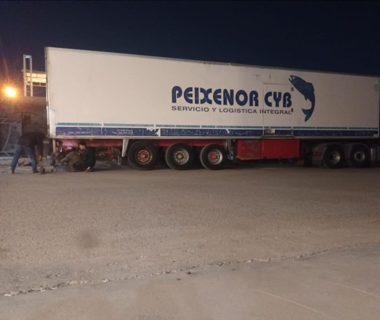 للبيع براد شيرو جهاز سي ام اكس ارتفاع 265سمك 7تايرات نص عمر باتري نص عمر موديل 2003سعر 125 مكان رمادي ***********
