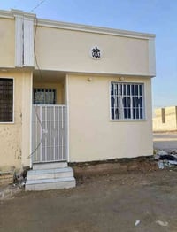 50 متر البيع على شارع المطار مقابيل ملحق القريه ماء وكهرباء واتبليط ال...