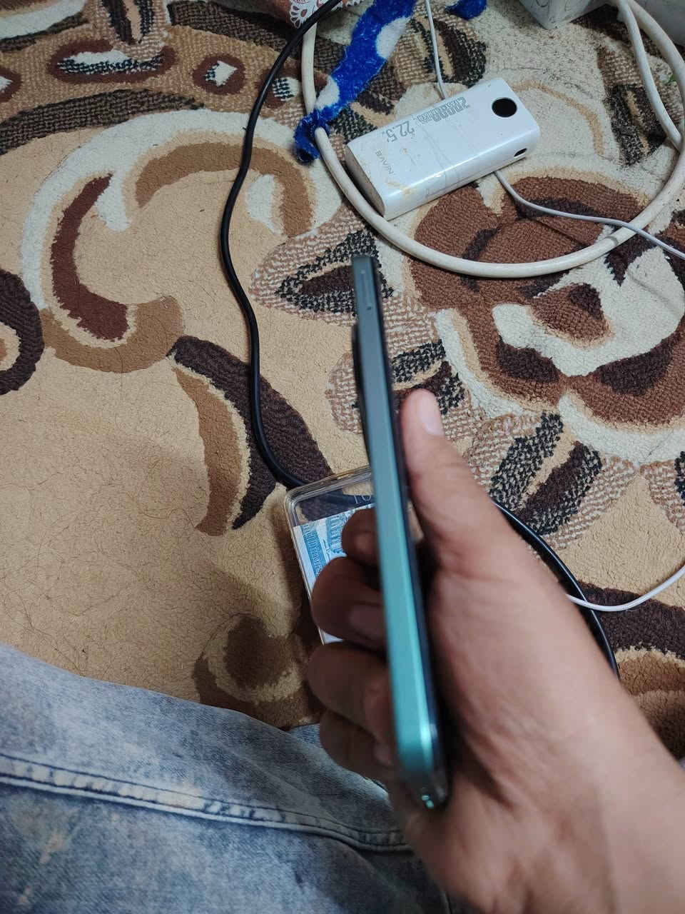 سلام عليكم 
poco c75 
ذاكره 256 رام 8 الجهاز وضع شركه صار شهر من اشتريته بدون ملحقات سعر 100 وبي مجال وتساب ***********
