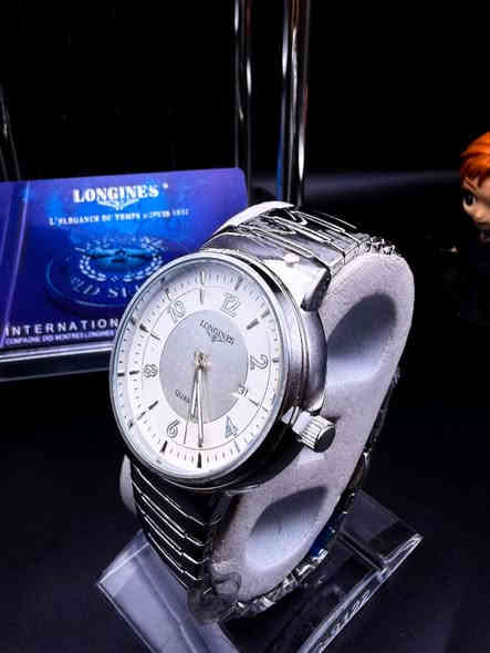 ال 🕑 الكلاسك الاشيك والاكثر اناقة بعالم الساعات للموظف والطالب الانيق تأتي بألوان اجمل من الرائعة وبسعر مناسب جداً 

💥 25 الف فقط 💥

🔆 مواصفات ممتازة 
✔️ قطر 41 ملم 
✔️ وزن القطعه 110 غرام 
✔️طلاء ثابت  
✔️ سير من الستالس ستيل ذهبي بشكلين ذهبي كامل او مطعم بالذهبي مع قفل فراشة سلسل 
✔️ ظهر مختوم بالشعار 
✔️ تاريخ شهري على الرقم 3 
✔️ عقارب لامينوس مضيء 

✔️ 🚥🚥 توصيل سريع 🚚 لكل مدن ومحافظات العراق🇮🇶🇮🇶

للطلب ارسال لون القطعة + العنوان + رقم هاتف 

للتواصل واتساب 🟢 *********** 🟢
