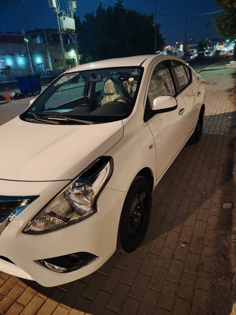 السلام عليكم سياره للبيع نيسان  هنديه ام البيت الزرقاء سياره ك زيرو ماشيه الف كفاله  ما عدا الشخط بالدعاميه دوشمه قاعيه سياره على وضع الشركه عنوان بصره رقم *********** والسعر 135 قفل الاخير والشراي يتصل
