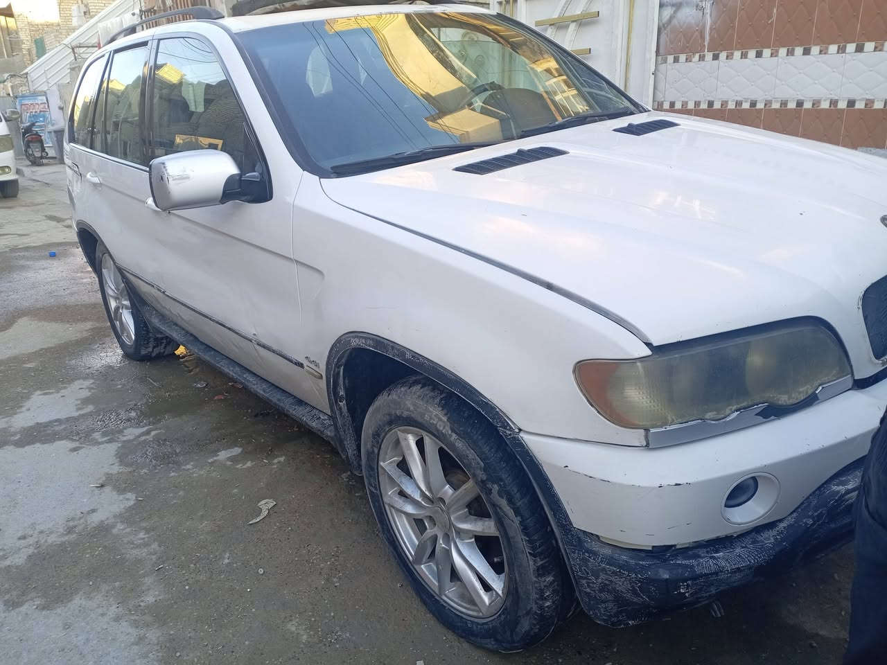 السلام عليكم بي ام إكس فايف سياره مكينه وكير بلادي سياره حلوه عارظهه مراوس اوبيع موجودمكاني بغداد مدينه الصدر *********** او ***********
