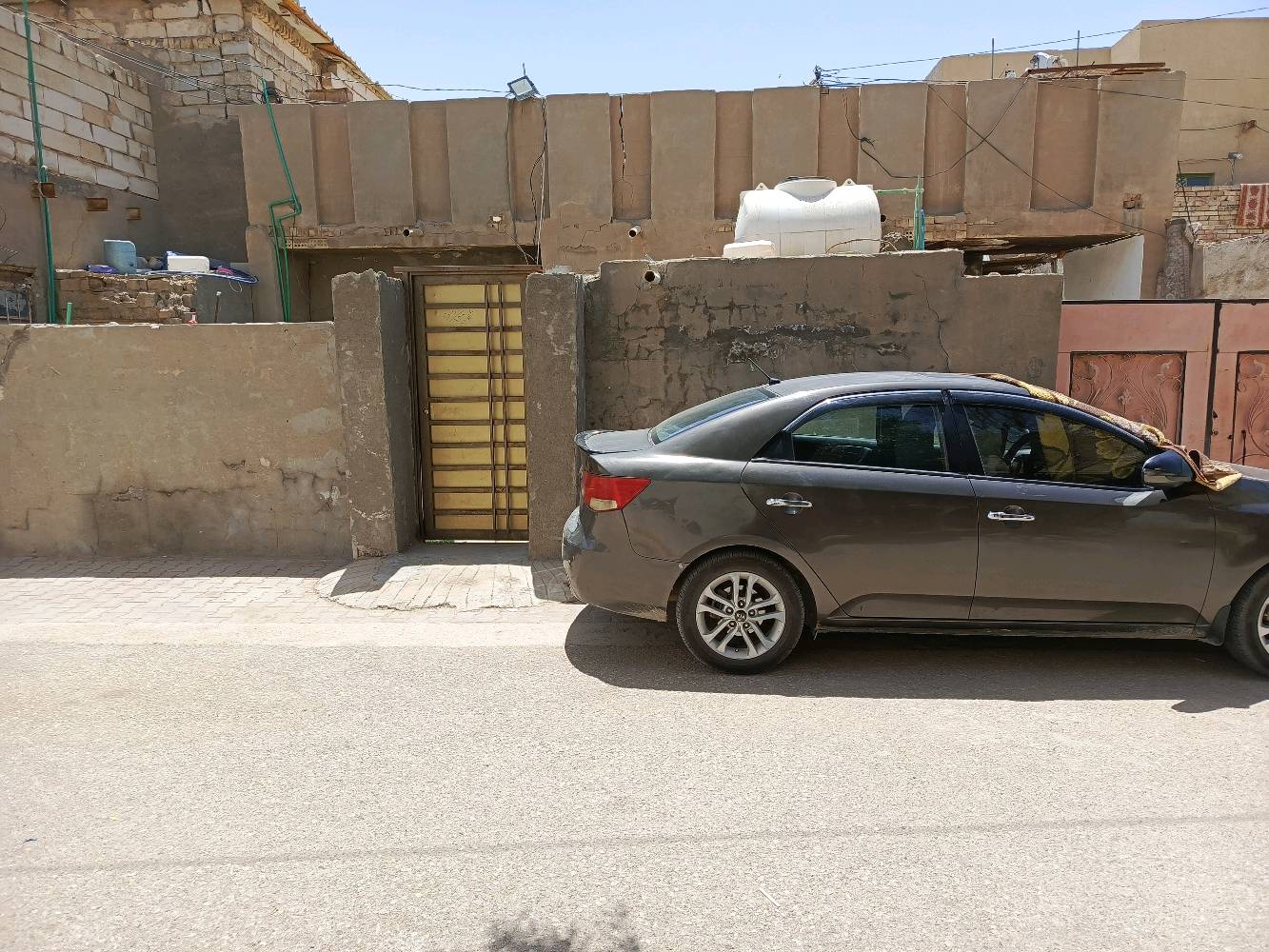 عقار سكني في كربلاء المقدسة حي العامل المنطقه الاخيره  يبعد عن مول الباقر 500م
الدار ركن المساحه 341 واجه 16ونص ونزال 21م 
يحتوي على 2مشتملات جانبيه 50م كما يحتوي على بوابه دخول سيارات وباب صغيره وحديقه +2غرف نوم واستقبال وهول وصاله كبيره ومطبخ حار وبارد حمامات دخلي وخارجي 
العقار ((طابو صرف)) بأسمي مباشر نوع البناء قديم يباع قطعه ارض 
السعر 230مليون 
للتواصل ***********