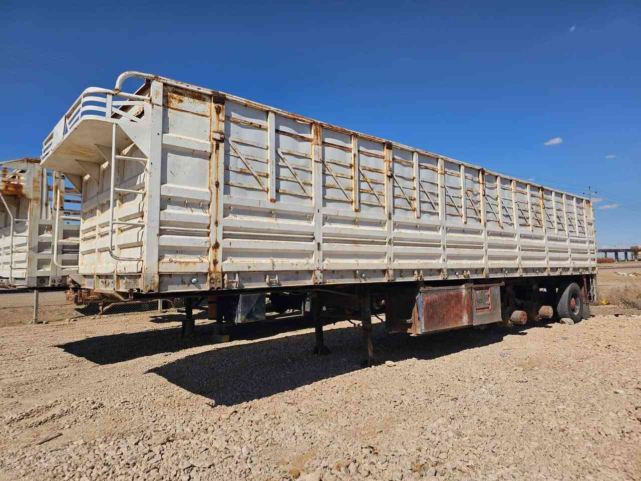 عربه جناب حداديه اردنيه شاصي 16 ثلاث دناكير برينه الطول 12وربع بدون تاير وويل السعر 90 مجال بسيط  متواجد في معرض بغداد الحديث  العنوان الانبار الرمادي منطقه الشراع الخط السريع للتواصل 
***********
