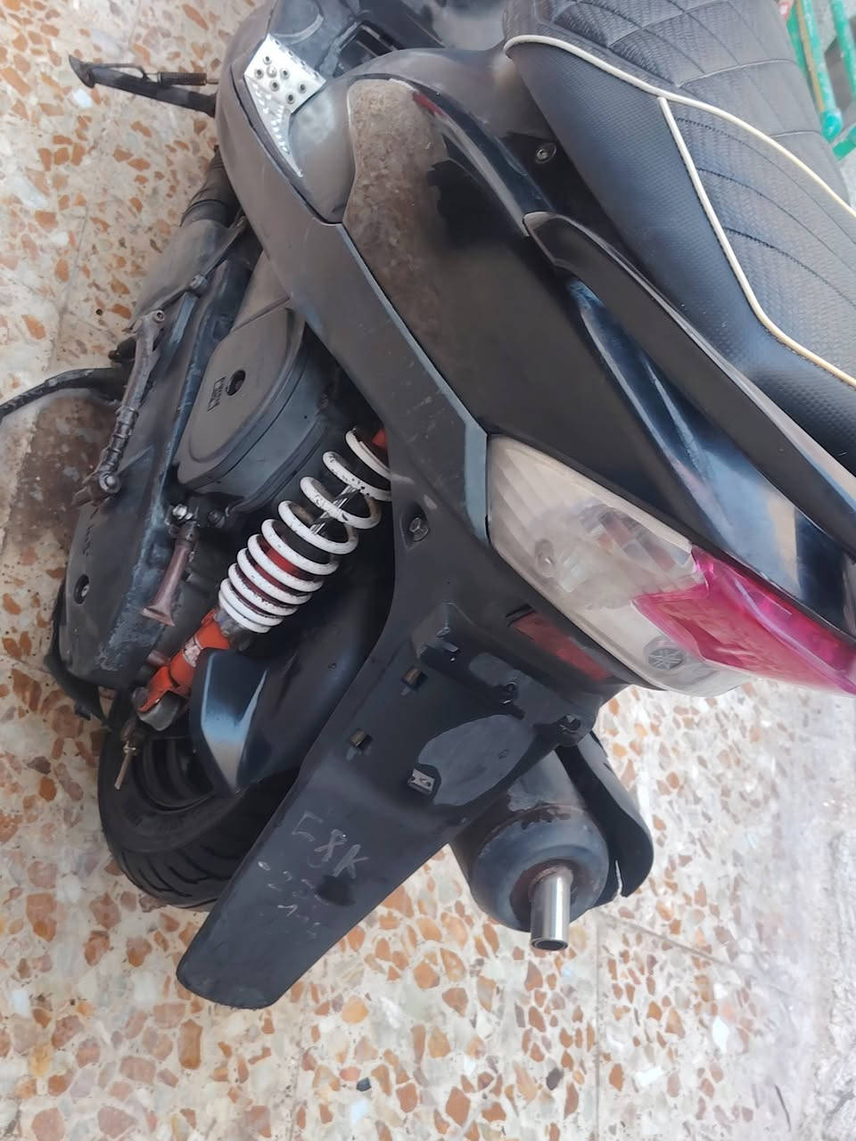 السلام عليكم الدراجه لبيع الدراجه مزوده تزويد خارجي شوفت عينك السعر ٨٠٠ وبيه مجال بيع مستعجل العنوان نجف حي المهندسين الرقم ***********
