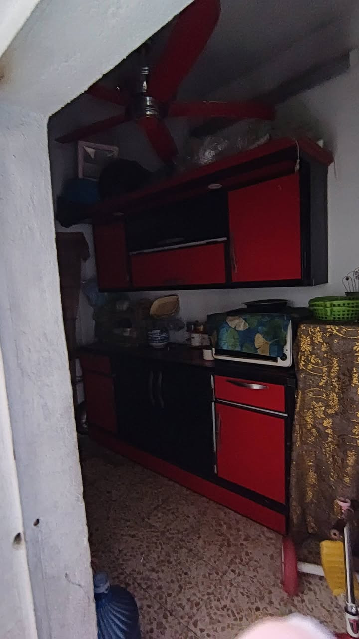 السلام عليكم نص قطعه طابو بسمي مربعه 66 واقع حال الواجه 7 النزال 9 ونص بيها استقبال وغرفه وصاله ومطبخ وحمام .. طابق واحد البناء عكاده مسكونه حالياً للستفسار اتصال على الرقم 
*********** السعر 89 وبيها مجال وان شاء الله ماقصر  ..
