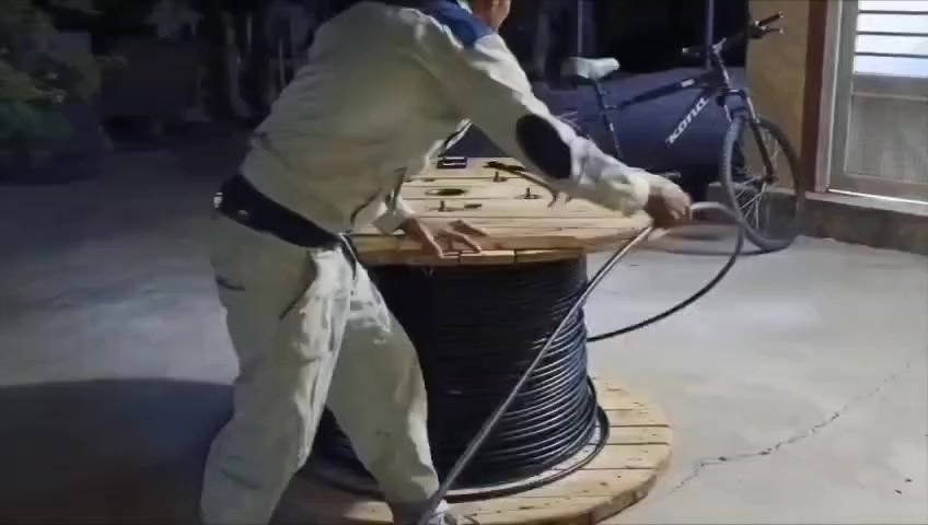 كهربائيين لتسليك الكيبلات في الموصل و سهل نينوى وتحويل مواقع في داخل الموصلل
وتحويل الوايرات م̷ـــِْن عواميد الانارة                للاستفسار على هذا الرقم***********
