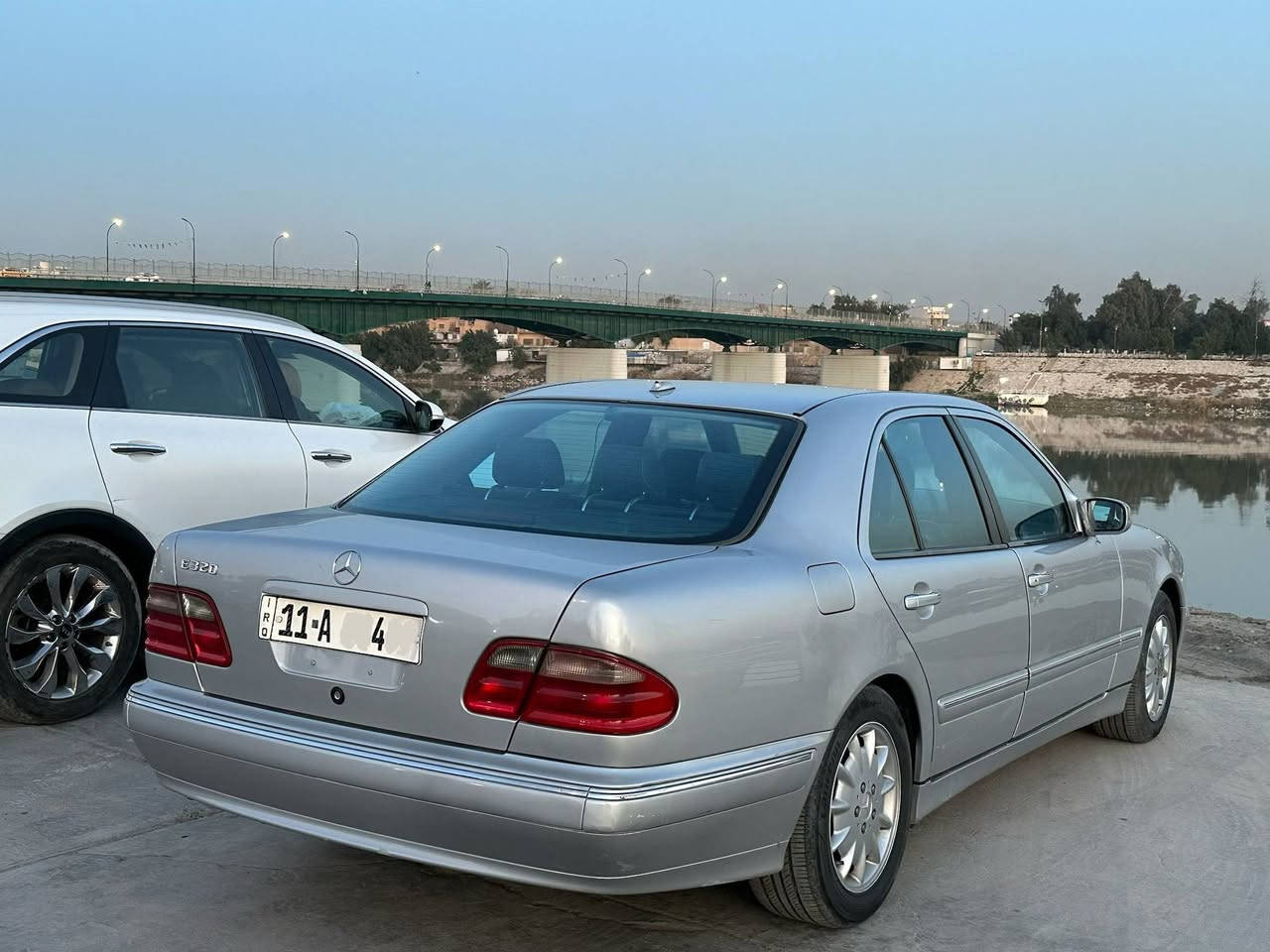 للبيع او مراوس 
ام عيون موديل 2000 
افكراند اعلى مواصفات فتحه جلد معروفه مواصفاتها الافكراند 
وارد يابان (بيها سكن يابان) 
محرك V6 المرغوب 
رقم بغداد باسمي شخصيا السنويه لل 2031
***********
السعر 129 
mercedes benz e320 w210 V6 avantgarde  2000
