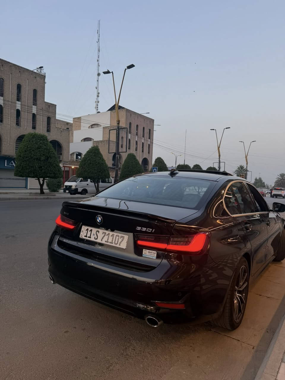 سلام عليكم
الحلوه للبيع 
BMW 330i 
2021
سيارة تشغلها وتطلع لاربيل
ماشيه 50 كيلو 
مواصفات فول الفول 
فتحه
كامره خلفيه 
تدفئة ستيرن ومقاعد وتبريد 
اضائة داخليه led 
عليها كت كامل 
وباقي موصفات البي ام المعروفه
كير ومكينه مكفول 
حادثها موضح بالصور
لغد وشاصي مكفول 
السعر 25 الف بيها مجال 
***********
