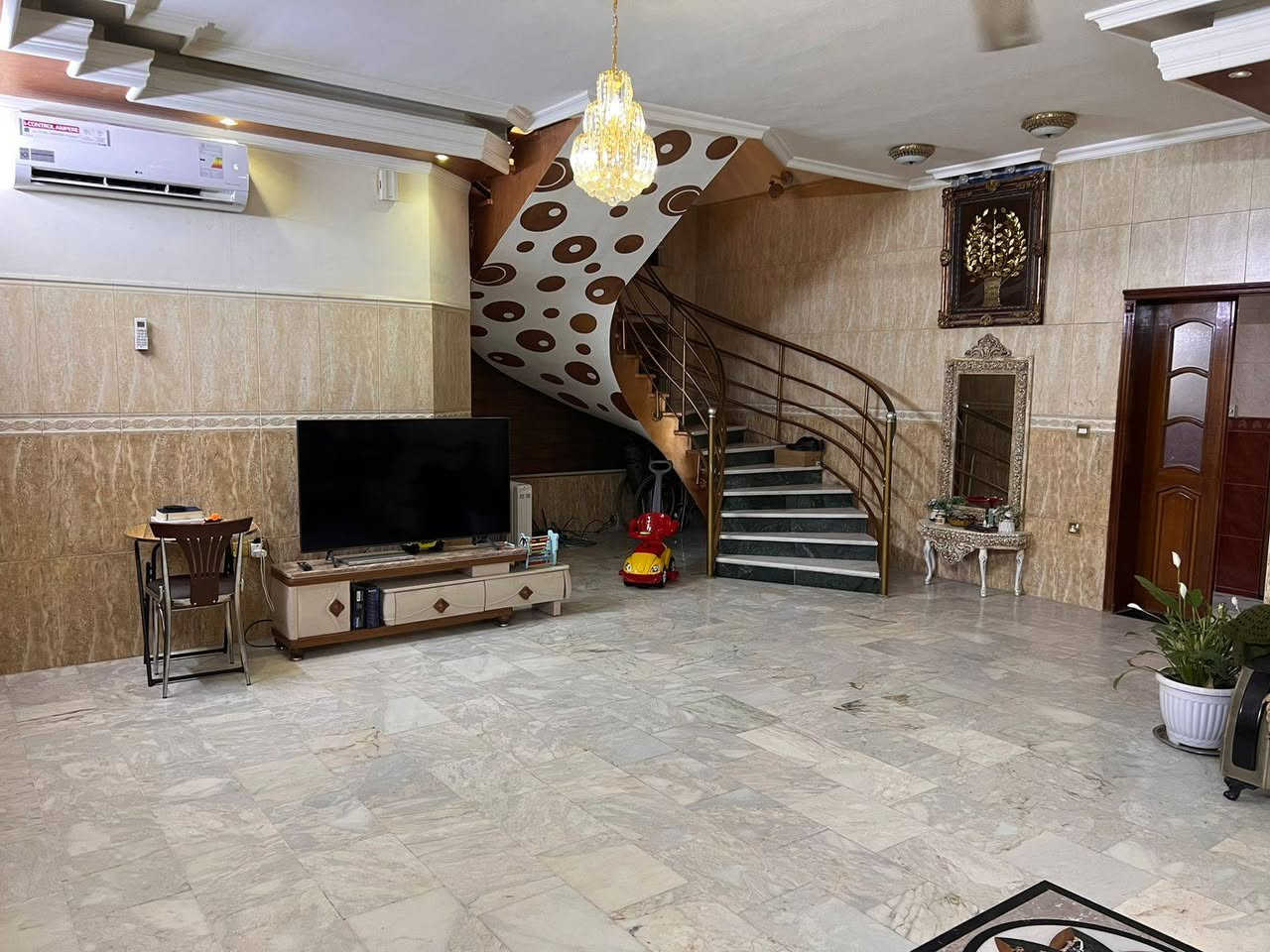 السلام عليكم
بيت للبيع المساحة ٢٤٠ متر مربع   
واجهة ١٢ والنزال ٢٠ متر 
طابقين بناء جيد جدا واجهة حجر 
٥ غرف و٥ حمامات 
 الموقع المشتل شارع الجامع قرب مستوصف المعلمين و فلافل علاوي 
للتواصل : ***********
