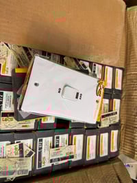 سويجات ابيض متوفر ٣٠٠ كارتون يحتوي الكارتون على ١٠٠ قطعه  سعر القطعه ٧...