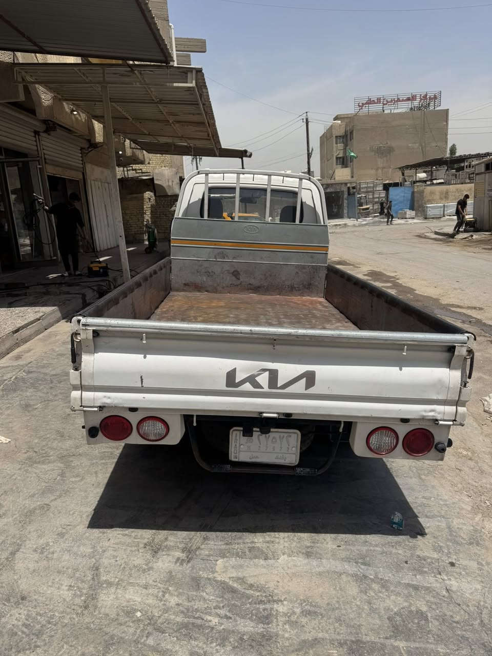 السلام عليكم كيا مديل 2023 مفتوح سياره ماشيه 45 الف سنويه بسمي تحويل ثاني يوم بيهة ضربه بل بنيد مثل ما موضح بل صوره السياره جاهزه من كلشي السعر 135$ ورقة وبيهة مجال عنوان السياره بغداد البلديات قرب المرور رقم هـ ***********
