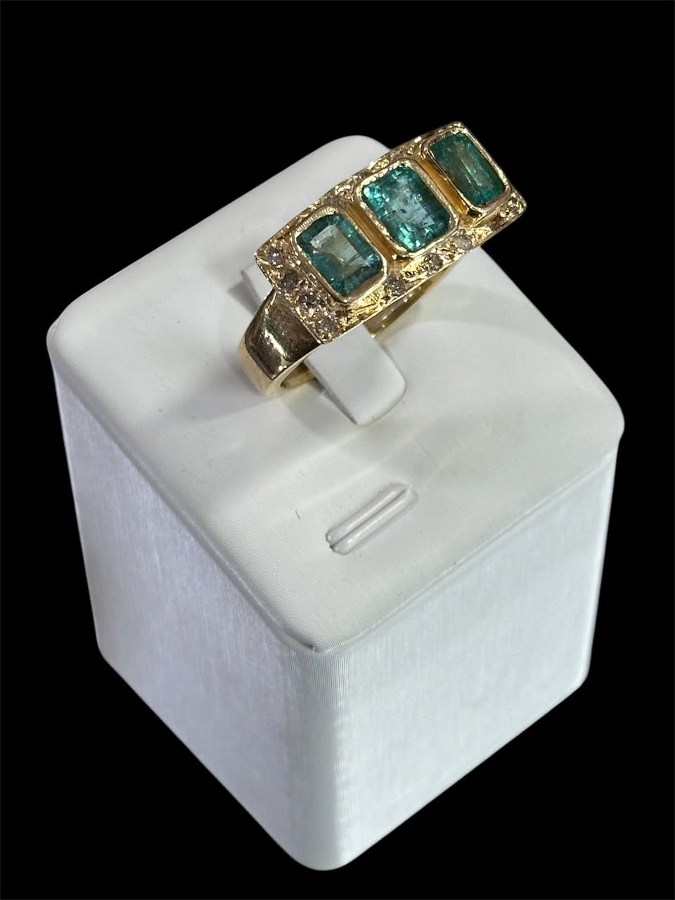 محبس    
صناعة يدوية 
-  فضة عالية /  925 طلاء ذهب عيار 18
- حجر طبيعي اخضر نوع ( زمرد كولمبي)    
     ( مرصع بالألماس ) 
- العنوان / بغداد / الكرادة /  شارع سلمان   
   فائق  (  مجمع بازار انتيك بغداد)  
   الطابق الاول  
  للاستفسار اكثر الاتصال لاستفسار اكثر الاتصال 
  ***********        
  *********** 
واتس اب او فايبر او مراسلة الصفحة.
