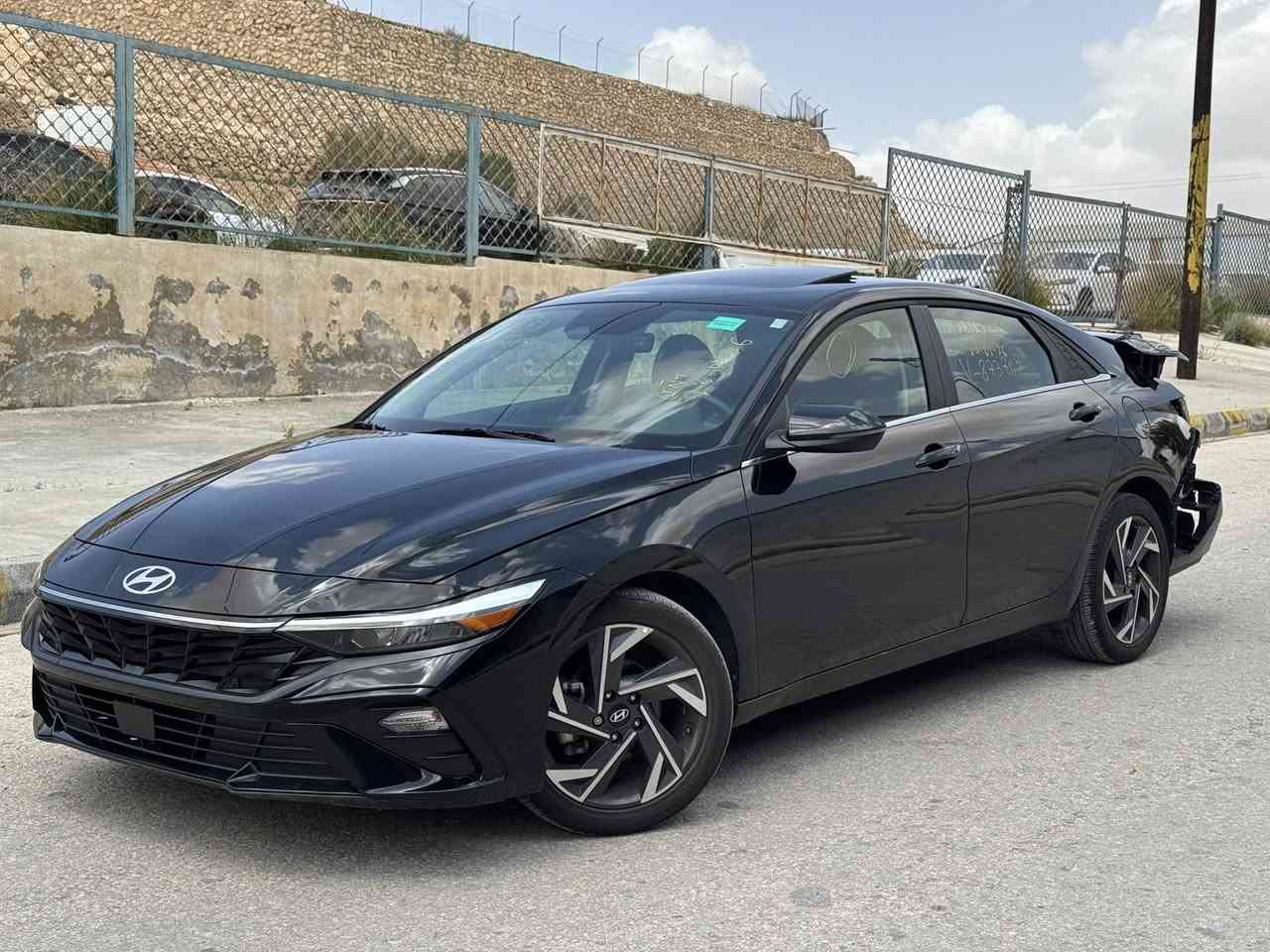 HYUNDAI ELANTRA  2025
 
📍 السياره موجوده في  الأردن الزرقاء المنطقة الحره  

هيونداي النترا  لمتد 2025
المسافة المقطوعه 15619mi 
اللون . اسواد       
محرك. 2000ccc بانزين 
الموديل 2025

                  ======= الاضافات👇👇 ======

فتحه  
شاشة كبيره نفكيشن 
بصمة تشغيل 
بصمة أبواب 
رادار امامي
 مانع تصادم
تحديد مسرب .
نقطة عمياء .
كاميرا خلفيه
كراسي جلد   .
طارة مدفية .
كراسي مدفية 
مثبت سرعة
تحكم ستيرنج
نظام قيادة ذاتية 
تشغيل عن بعد سياره 
شاحن وايرلس
حساسات خلفيه  
اضويه اماميه زنون LED
كشافات ضبابي LED 
اضويه خلفيه LED
نظام GPS+ خرائط 
3 انظمة قياده Sport /ECO / Normal
كندشن مركزي امامي + خلفي  
بلوتوث 
مدخل AUX + USB

🚗🚗حادث السيارة كما موضح في الصور 🚗🚗. 

📍الآردن الزرقاء المنطقه الحرة شارع 20 شمال 

للتواصل  / عمر الدليمي 00962786166701 علي الكرغولي 00962788505634


**إذا كنت صاحب هذا الإعلان وتريد حذفه لأي سبب، رجاءا أرسل رسالة إلى الدعم الفني**