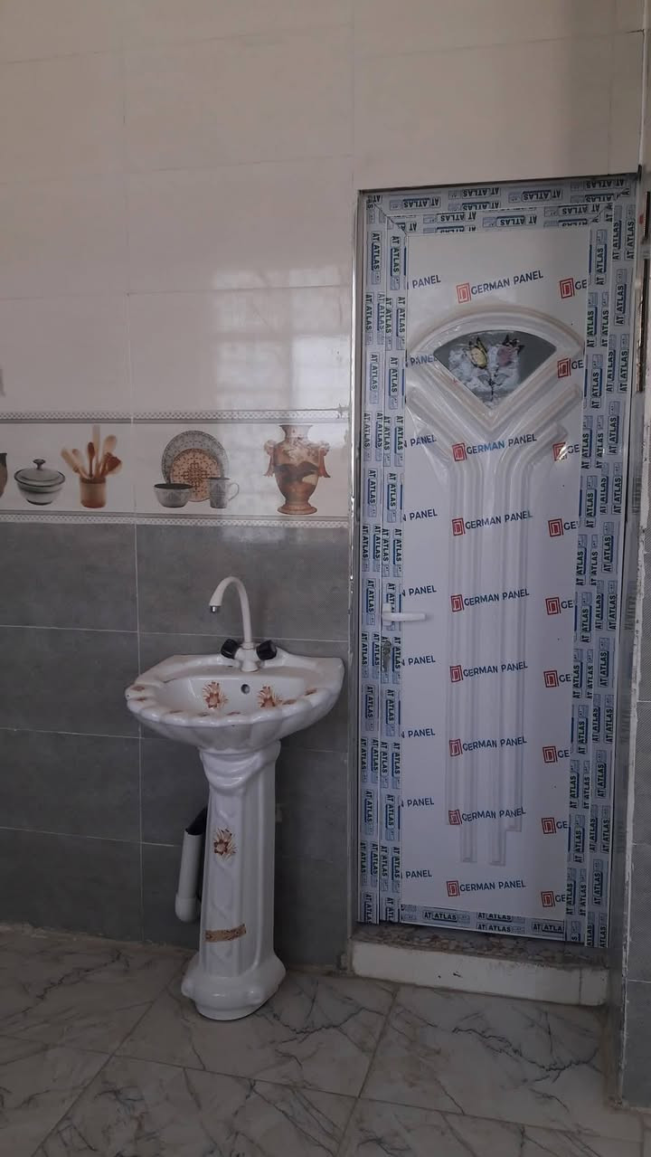 الشقة للايجار   🏡🏡
بناء حديث 
تتكون من  ٢ غرفه نوم  وصاله ومطبخ وصحيات
النعمانية  شارع  ٦٠  قرب جامع جعفر الطيار مجاور الصيدلية.
  للاستفسار الاتصال
***********
