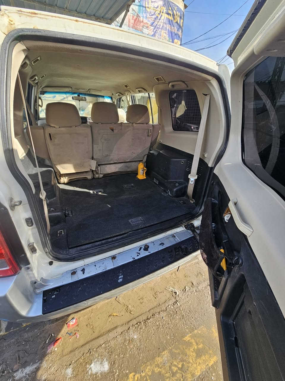 سلام عليكم 
باجيرو للبيع موديل ٢٠٠٧ 
كفاله وجاهزه من كل النواحي 
كير محرك تبريد حداديه تايرات باتري كله جديد 
محرك ٢٧٠٠ سته سلندر المرغوب ادامه كامله 
الشراي يتصل *********** 
مكاني كوفه حي ميسان
