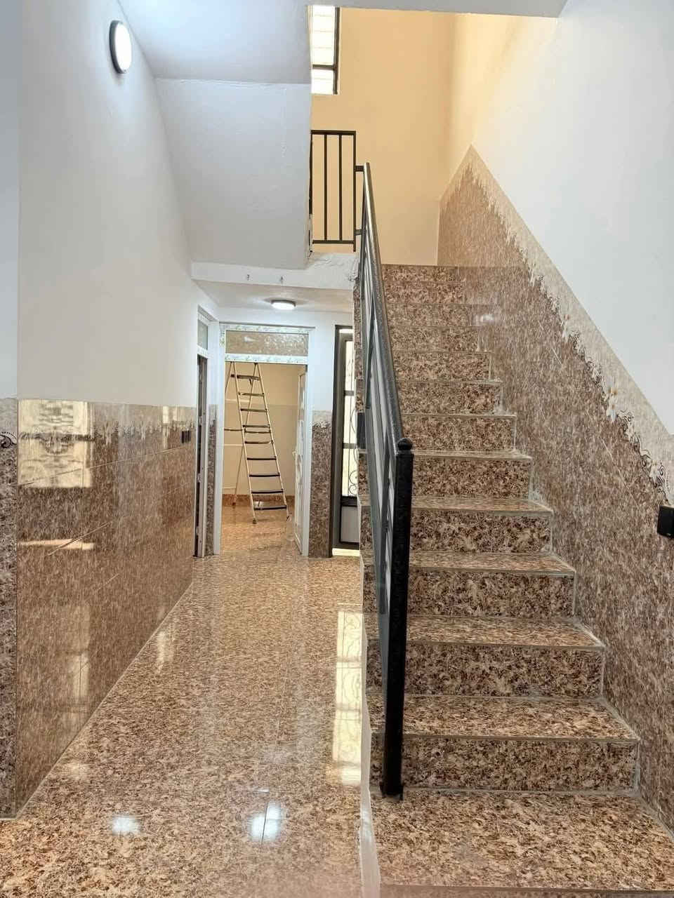 دار للبيع موصل حي الانتصار شارع 60 مقابل المستوصف قرب مدرسة ماريه القطبية جيهة  الميثاق سند طابو شرط التحويل او قرار تمليك المساحه 125مترالواجه 6وربع غرفتي نوم وهول ستقبال مطبخ مشتملات سيراميك السعر والاستفسار أكثر الاتصال على الأرقام التالية *********** واتساب
***********
