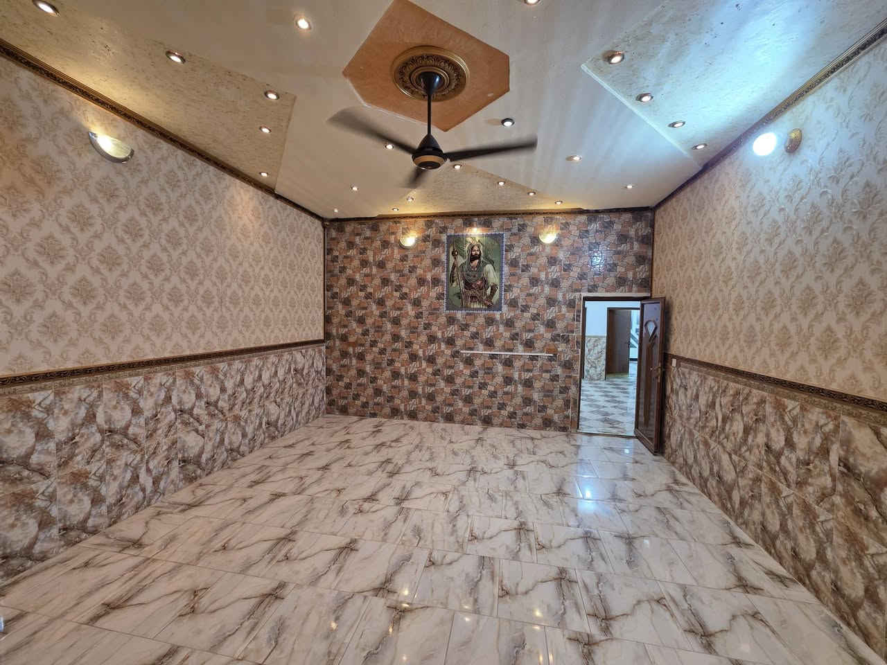 بيت للبيع مساحة ٢٢٠ ركن كوت حي الحكيم قريب الكورنيش 
تفاصيل البيت :البناء طابوك يحتوي على غرفتين نوم وصالة ومطبخ واستقبال مع كراج وحديقة +السطح شتايكر السعر ٨٥ وبي مجال
الاستفسار مراجعة دلالية احمد السعيدي 
عنوان المكتب قرب حسينية بيت خليفة 
الاتصال *********** واتساب
***********
