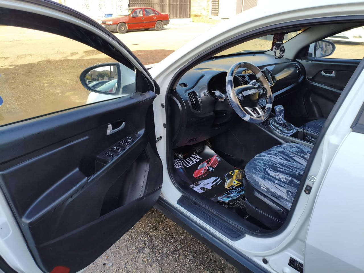 سلام عليكم 
سبورتج موديل 2012 خليجي 
رقم بغداد مشروع وطني ...باسمي 

المواصفات
مكينة 2000 
ماشية ....160,000 Km
بانوراما 
تحكم استيرن 
شاشة اندرويد مسجل ....كامرة 
تغليف أرضية جلد 
تغليف كشنات مع النايلون 
صدر جديد 
تايرات جيدة 
تخم ويل كاب 

الملاحظات / سيارة بيها بيبان ٢ صبغ إثر ضربة مع نصف جاملغ الخلفي ....ال اعرفة فقط ...ال يريد يجي وبفحص

السعر الكلي / 135 ورقة وبيها مجال الطيبين 

العنوان ...بغداد ....حي الجهاد ...الضباط ..مجاور شقق السلام

رقم الهاتف /  ***********....***********
