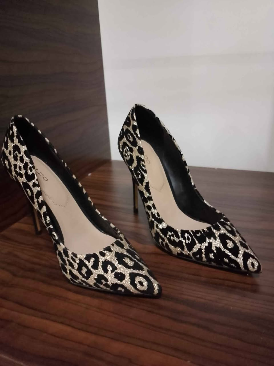 أحذية نسائية جديدة موديلات جديده باسعار مغريه للطلب والاستفسار الاتصال على الواتساب 
***********
*********** بغداد, العراق
