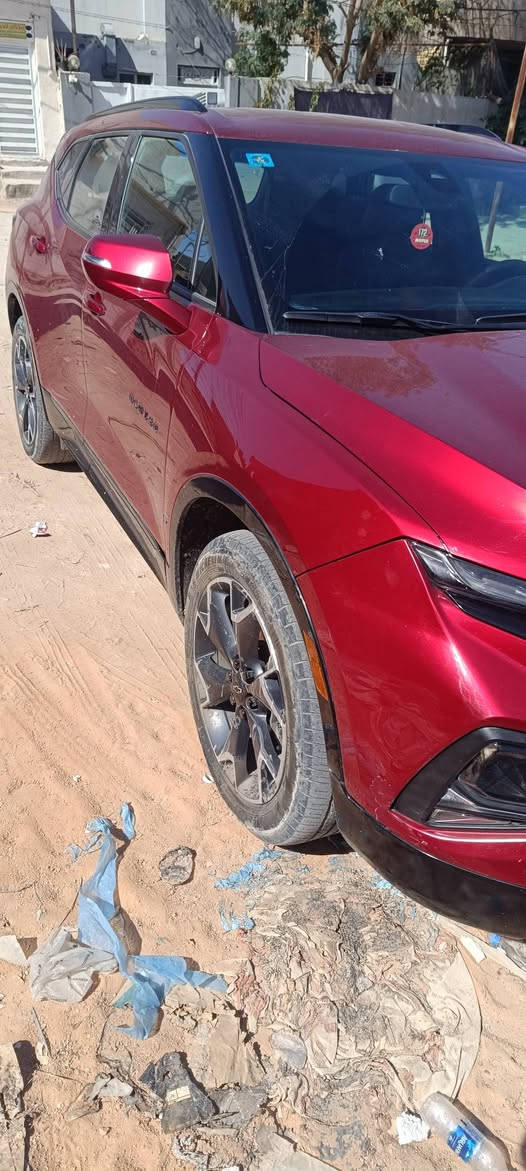 السلام عليكم بليزر ستة سلندر Rs 2022 فول ماعدا البانوراما مراوس بجيب كومباس بدون بچم

محرك: 6 سلندر V6 سعة 3.6 لتر

القوة: 308 حصان

القير: أوتوماتيك 9 سرعات

الدفع: أمامي / رباعي AWD

أداء قوي وثابت على الطريق

5 وضعيات قيادة 

Sport + 2WD + 4WD + off road + سحب مركبة او كرفان

2️⃣ الشكل الخارجي

فئة RS الرياضية

جنوط 20 إنش سوداء

شبك ولمسات سوداء رياضية

تصميم رياضي وجذاب

3️⃣ الداخلية والراحة

تحكم كهربائي بالمقاعد

تشغيل بصمة 

مكيف أوتوماتيك مزدوج

مقود جلد متعدد الوظائف

كشنات تدفئة + ستيرن تدفئة

4️⃣ الشاشة والنظام

شاشة لمس 8 إنش

Apple CarPlay & Android Auto

بلوتوث + Wi-Fi

نظام صوتي ممتاز

5️⃣ أنظمة الأمان

تحذير النقطة العمياء

تنبيه خروج المسار

تحذير التصادم الأمامي

فرملة طوارئ تلقائية

كاميرا خلفية 

6️⃣ المساحة

5 ركاب براحة تامة

صندوق خلفي واسع

مناسب للعائلة والسفر

7️⃣ استهلاك الوقود

اقتصادي بالنسبة لمحرك 6 سلندر

ومواصفات اخرى واتساب ***********
