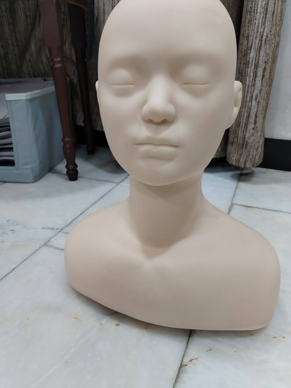 السعر 20
رأس مانيكان من السيليكون يستخدم للتدريب على المكياج والتدليك. 
مصنوع من السيليكون الناعم المستورد، مما يوفر ملمسًا سطحيًا واقعيًا يشبه جلد الإنسان. 
يمكن استخدامه لممارسة تقنيات تدليك الوجه أو لوضع وصلات الرموش ورسم الوجه. 
مناسب للاستخدام في صالونات التجميل، أو المعاهد التدريبية، أو للاستخدام الشخصي. 
قابل لإعادة الاستخدام ومريح وسهل التنظيف


**إذا كنت صاحب هذا الإعلان وتريد حذفه لأي سبب، رجاءا أرسل رسالة إلى الدعم الفني**