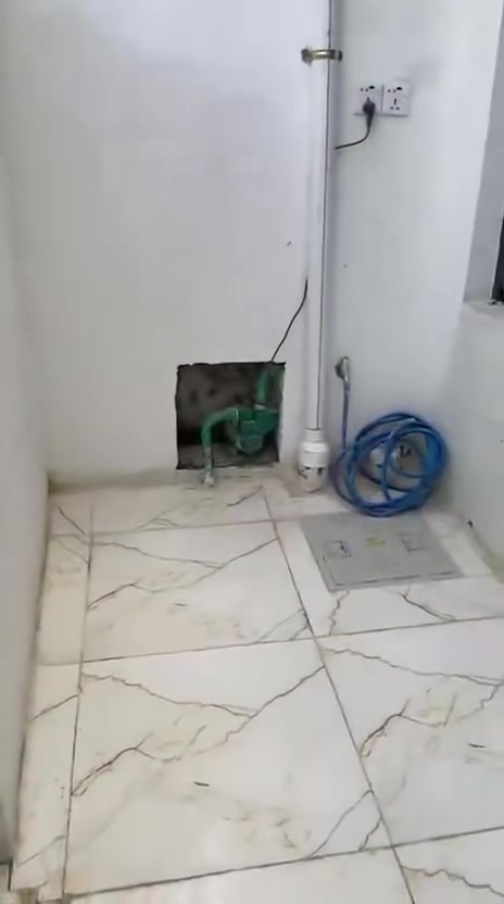 بسم الله الرحمن الرحيم بيت للبيع زيرو بناء 2026درجه أولى مساحه 40 متر بي 3 غرف نوم ستقبال منور مطبخ كامل مكمل من كل النواحي جيب غراضك وكعد واير  سحب بي كامل العنوان بغداد البياع الرساله الثالثه قريب على الشارع العام السعر المطلوب 140 وبي مجال بسيط للتواصل على الرقم *********** بس واتساب البيت طابو صرف بسمي سند
