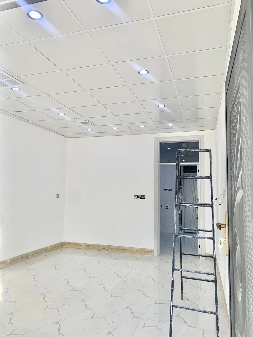 دار زيرو طابقين للبيع/كركوك/رحيم اوة/قرب مركز شباب 

المساحة: 130 متر 

الطابق الاول يحتوي على:
(غرفة نوم+مطبخ+هول+صحيات+كراج سيارة)

الطابق الثاني يحتوي على: 
(غرفة نوم+هول+صحيات)

البيت فول مواصفات+فول سيراميك+سقف ثانوي
البيت زيرو غير مسكون+كامل دكتات مبردة

لمعرفة السعر والاستفسار الاتصال على الارقام الاتيه:
(***********) اسيا 
‏(***********‏) كورك 
او مراسلتنا على بريد الصفحة

ملاحظة: يمكنكم ارسال الأراضي والبيوت
للأعلان عنها عبر صفحتنا بدون مقابل 
يرجى ارسال:
عنوان المُلك كامل 
بعض الصور للمُلك
سعر المُلك 
عبر الواتساب الخاص بالصفحة (***********)

لزيارة مكتبنا على العنوان الاتي: 
كركوك/سرچنار/فلكة سرچنار
