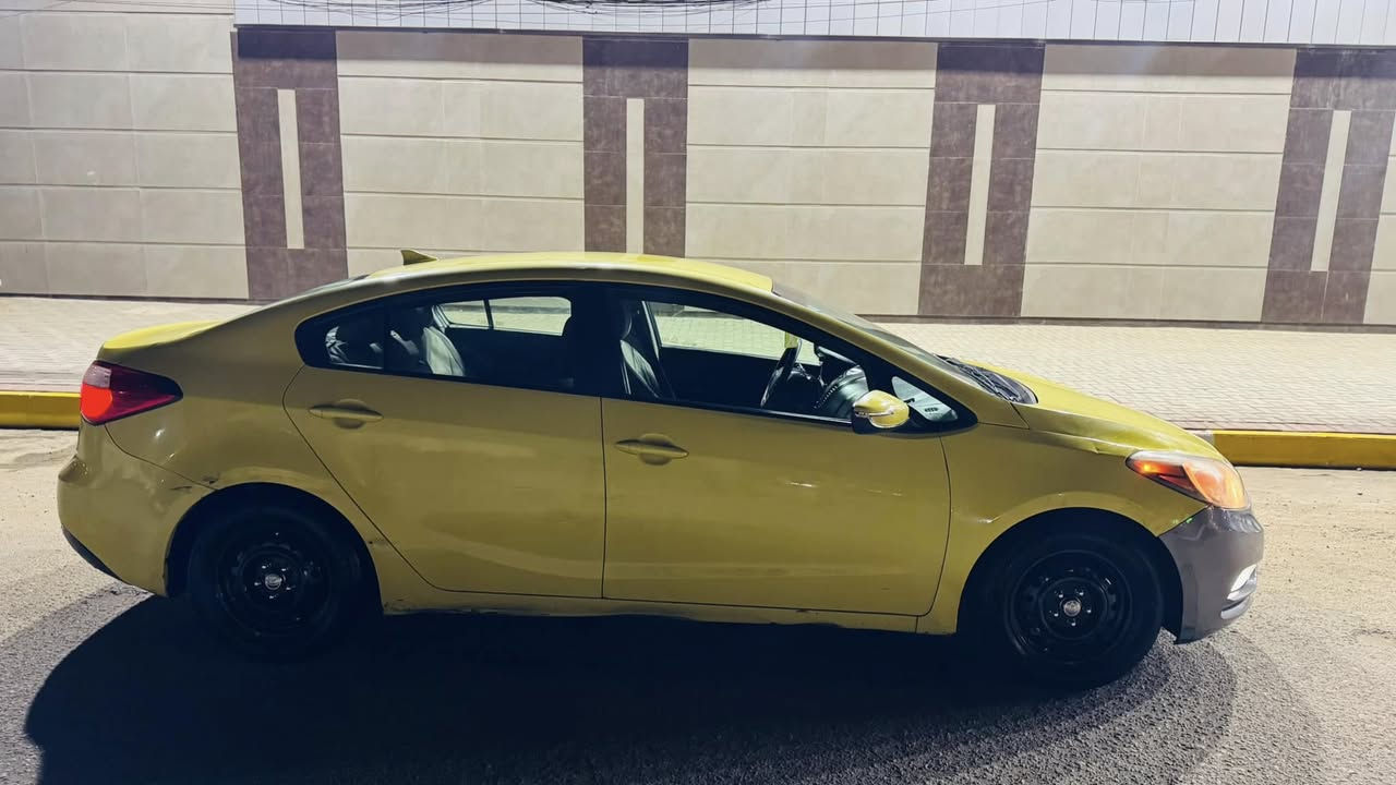 سلام عليكم فورتي موديل 2015 السياره وارد امريكي مكينه 1800 دوش شادها جديده قبل شهر السياره باسمي بيها حادث بابتين جهت السايق ومبدلات اصلي رايدها 112 وبيها مجال للشراي مكاني بغداد رقم ***********
