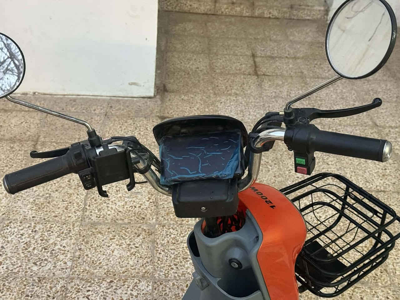 دراجة للبيع جديد استعمال شهر واحد 
مع شاحن اصلي 
للاستفسار ***********
