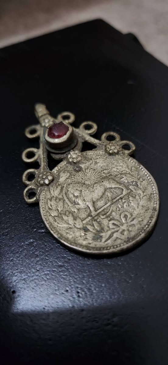 قطعة نآدرة أنيقة أنتيك 
جمعت بين الأناقة و الزمن 
مع حجر كريم في أعلى التميمة 
كل ذلك بسعر 25 الف فقط


**إذا كنت صاحب هذا الإعلان وتريد حذفه لأي سبب، رجاءا أرسل رسالة إلى الدعم الفني**