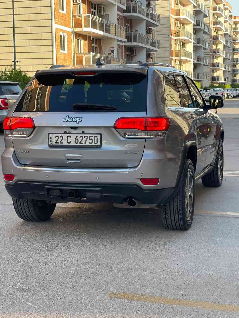 للبيع    جيب 2018 لاريدو
* شاشة Uconnect مقاس 7 إنج  
* Apple CarPlay
* Android Auto
* بلوتوث
* كاميرا خلفية
* مثبت سرعة
* تشغيل بدون مفتاح
* مكيف أوتوماتيك 

* ABS
* ESP مانع الانزلاق
* Traction Control
* وسائد هوائية متعددة

. المواصفات :
1-اللون : رصاصي 
2-المحرك :3600/6V
3-الرقم : اربيل
4-اوتو ستوب 
5-الداخل اسود 
6-مقاعد جلد 
7-الويل حجم 20
8- التشغيل عن بعد 
9-حساس خلفي 
10-رادار خلفي 
11-المقاعد الأمامية كهربائية 
12-تبريد قطعتين 
13-بصمه أبواب 
14-العداد 96 الف ميل 
15-الضرر: ربع باب خلف الراكب 
السعر :217 ورقه 
المكان : بغداد 
للأستفسار : ***********
مكان السياره مجمع ايادي العدل السكني
