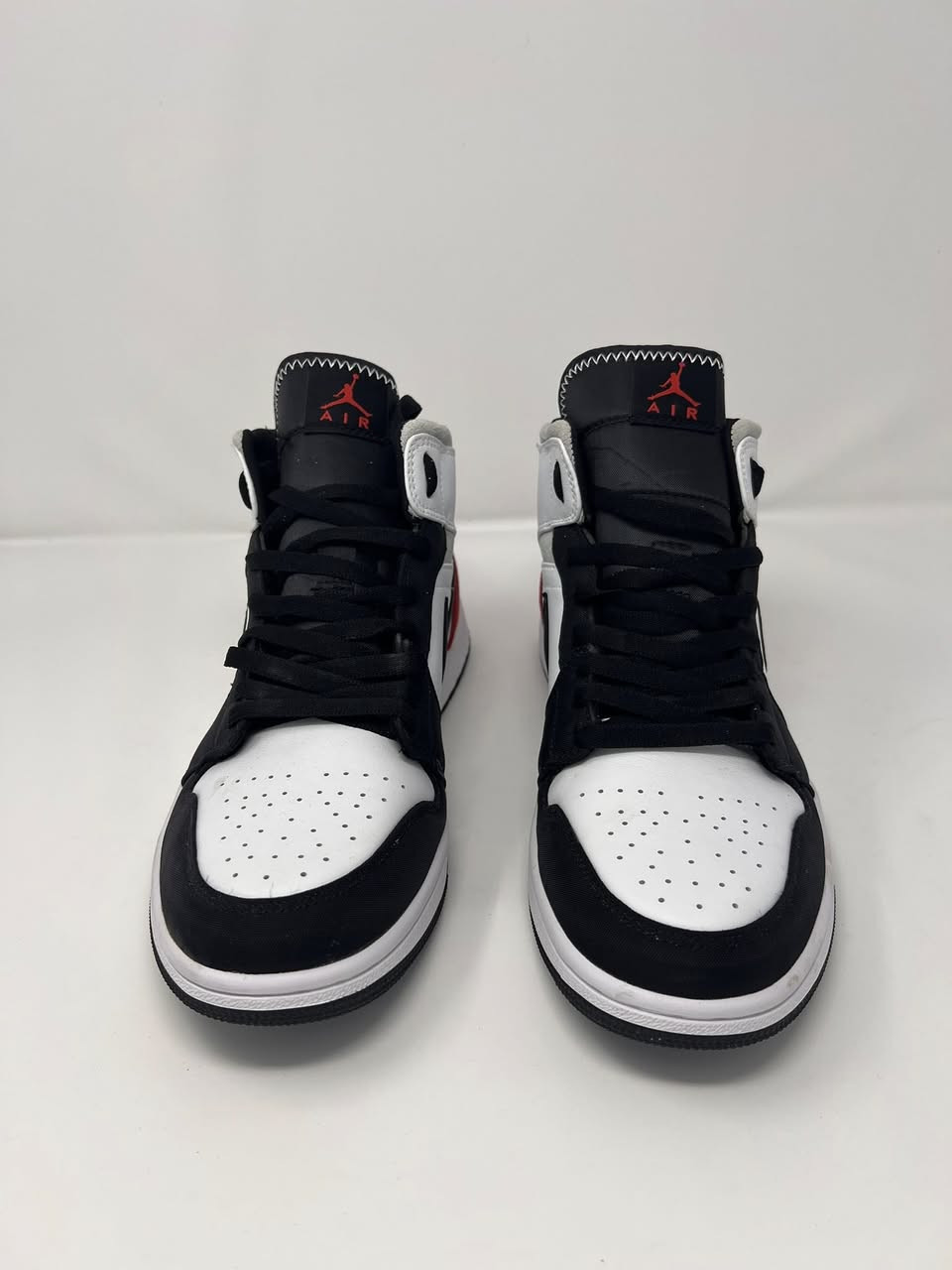 جوردن ون باله اصلي ممستعمل قياس 44(28.5سم) اصلي باركود شغال، السعر ٣٠ الف دينار قفل يوجد توصيل جميع محافظات للتواصل خاي او واتساب ***********
