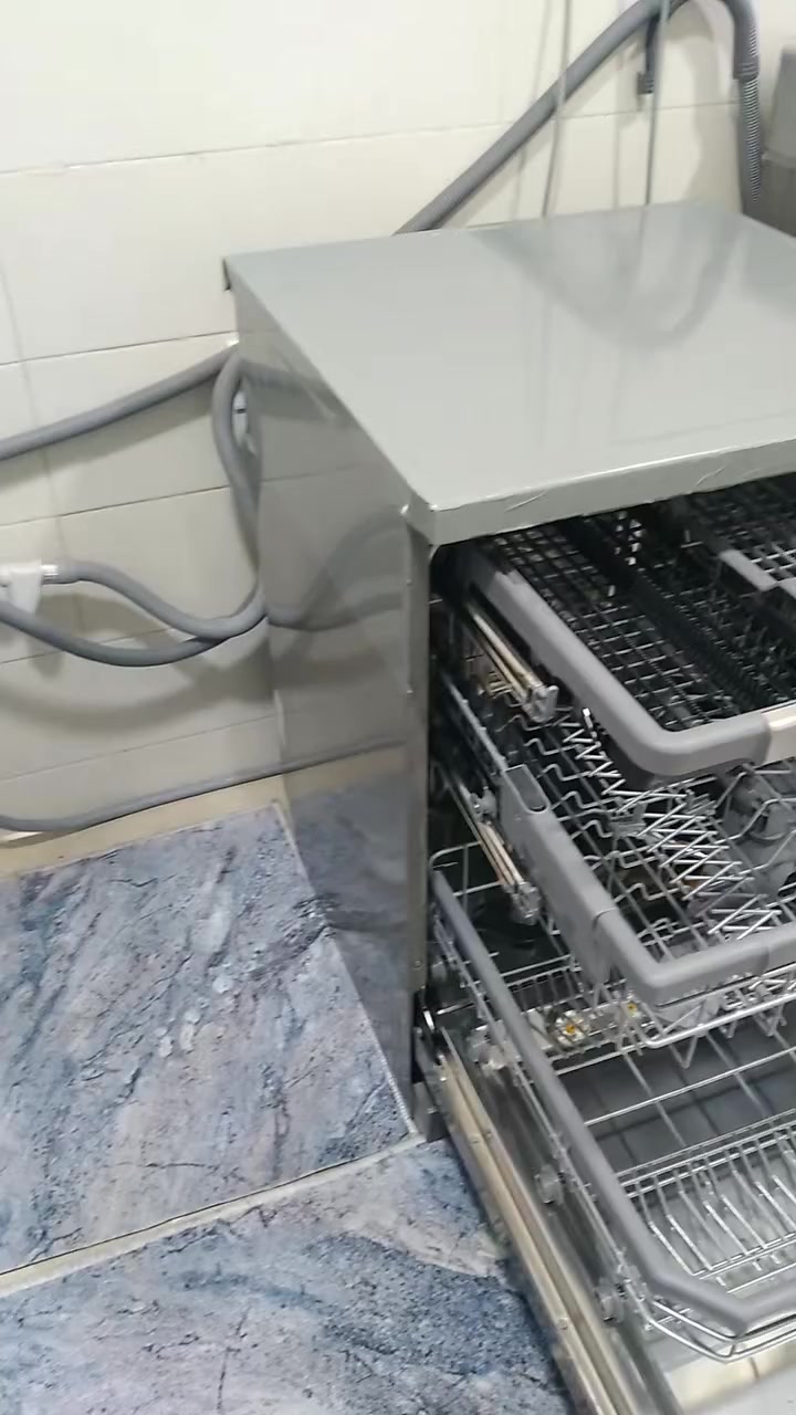 للبيع غسالة صحون ماركة ال جي الموديل الحديث حاليا استخدام قليل جدا المكان بغداد حي الجامعة للاتصال *********** سعرها (850الف ) وبيه مجال ان شاءالله
