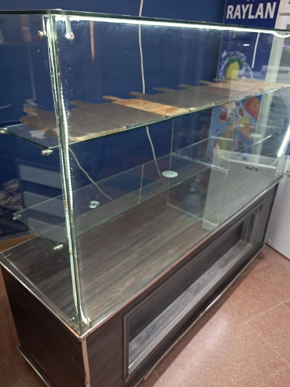 برزنتوار 2متر على 60سم والارتفاع 1و60سم المهتم يتصل بموله 0792904781


**إذا كنت صاحب هذا الإعلان وتريد حذفه لأي سبب، رجاءا أرسل رسالة إلى الدعم الفني**