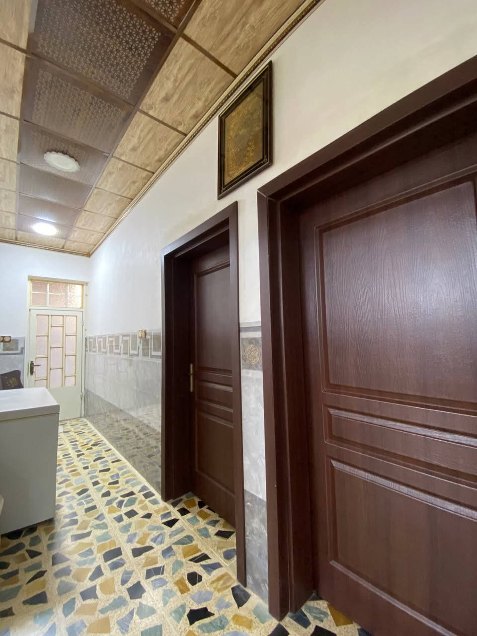 بيت للبيع مساحة 230 متر 
استقبال ومطبخ وهول داخلي 
وغرفتين نوم غرفه بيها سويت 
الموقع مزارع زيونه مقابل المرور 
قرب جامع فأذكروني اذكركم 
للتواصل الاتصال عل الرقم 
***********
***********
