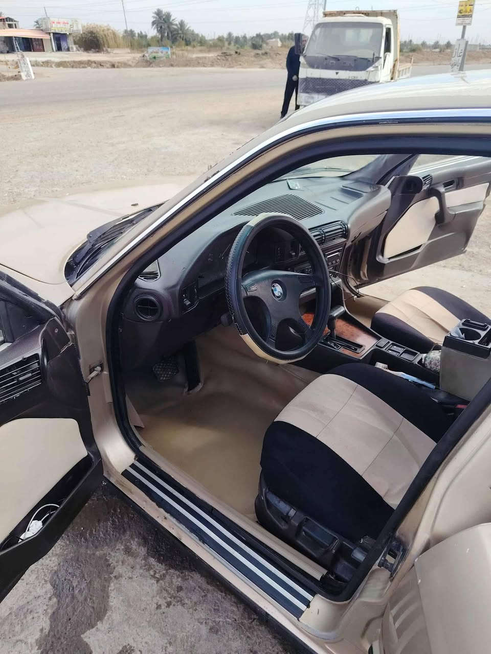 السلام عليكم شباب بي ام 520 اصلهة بيهة مكينة وكير 25 للبيع او المراوس السيارة حلوة ونضيفة صدرها الامامي تعبان وجاي تشتغل تك اليوم صارت عندي نوزلات يراد يتنضفن بس مجال ماعندي مكاني بغداد الكرخ 
السعر (42) وبي مجال للطيبين (***********
