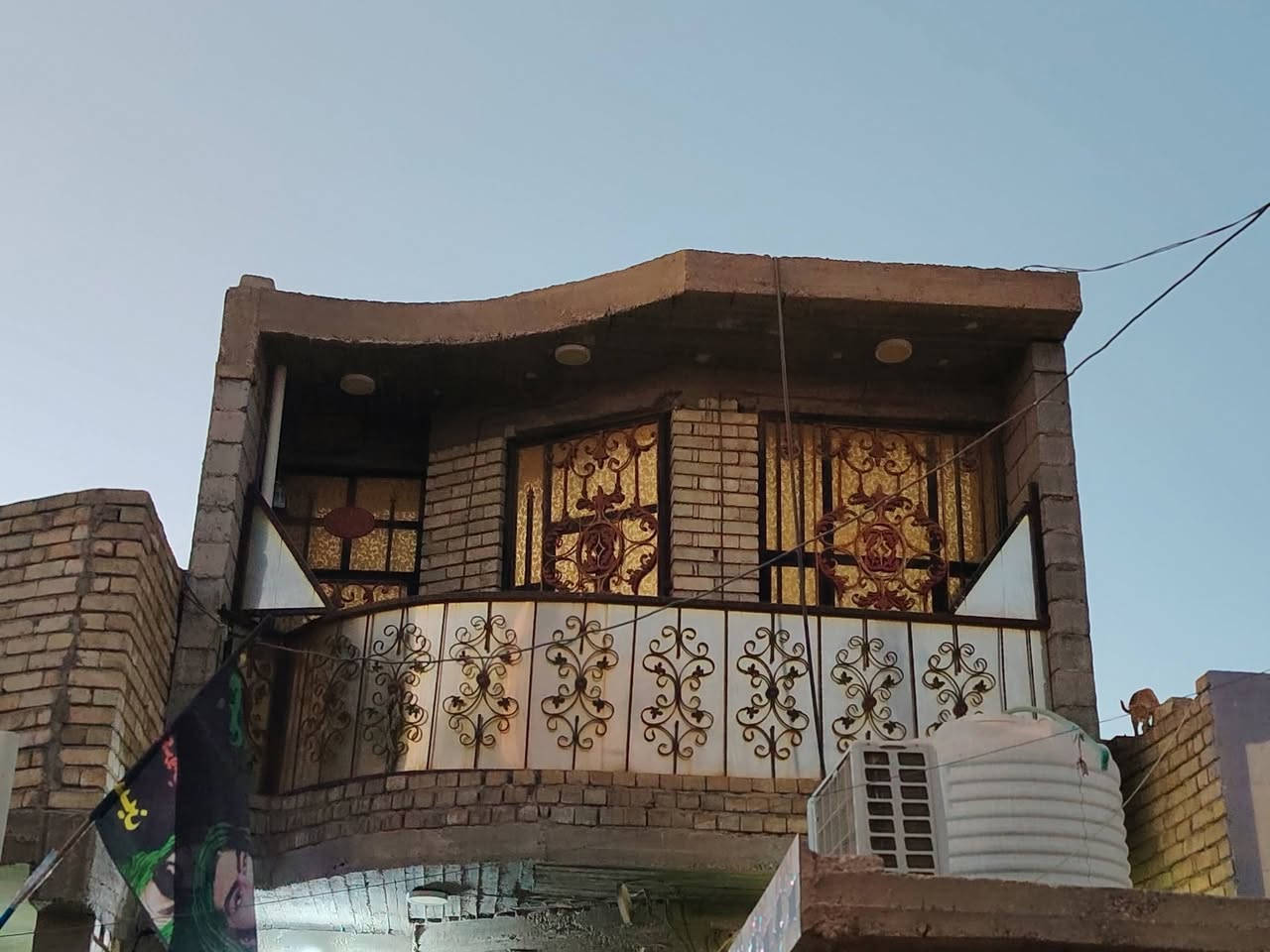 بيت للبيع 100 متر مصفر قاطين شارع الشمري استفسار ***********
