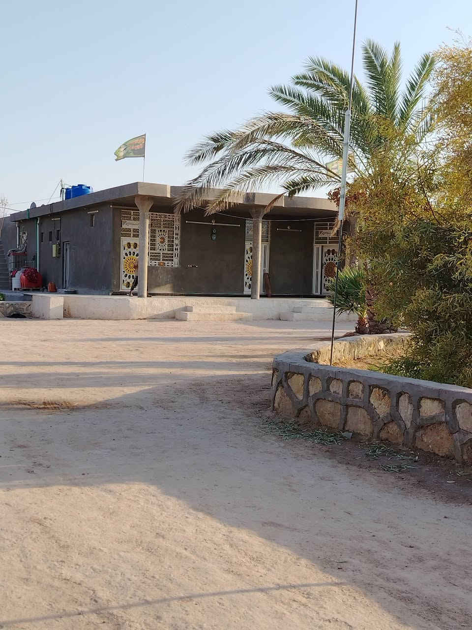 من رخصت الادمن
السلام عليكم للبيع مزرعه دونمين عقد 35 مشموله بقرار 320 طريق كربلاء نجف عمود 238 طريق ياعلي قرب مستشفى الامل تبعد عن الشارع العام 500متر المزرعه عبار على شارعين شارع 20 م وشارع 10م ماء وكهرباء مدارس مستوصف تحتوي على دار مساحه 350 متر 4 غرف نوم /صاله كبيره /مطبخ /استقبال 10 *4 /صحيات داخليه /صحيات خارجيه/تحتوي على بير ماء /نخل عدد22 مثمر ألوان ممتازه /أشجار رمان مثمر / مكان لتربيه الحلال /مولده خاصه/مولده شارع / تصلح حسينيه
السعر 195مليون مع المجال للاستفسار أكثر *********** عير متواجد على الفيس
