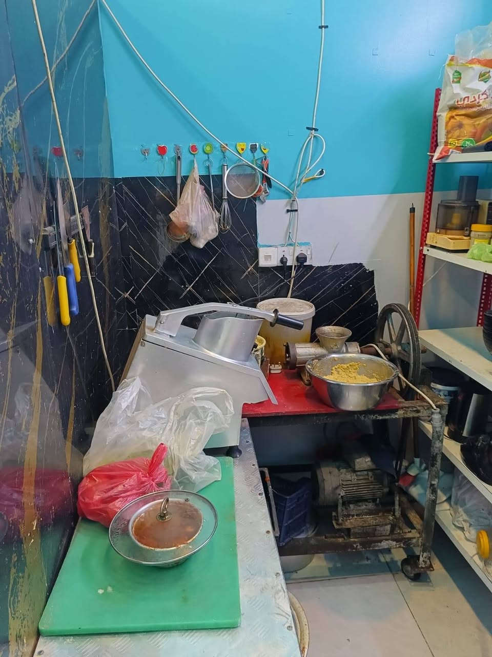 عندي غراض مطعم للبيع مثرامه وقطاعه خضروات ومجمده وثلاجه ونواعم وميوزه وكراسي مكاني بغداد كفاءات السيديه
***********
