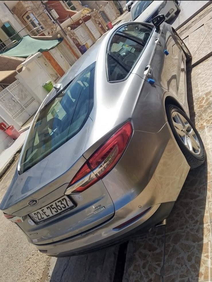 للبيع او المراوس : فورد فيوجن 2020 (Ford Fusion)
المواصفات العامة:
 الموديل: 2020
 المحرك: 1500 سي سي (1.5L EcoBoost) - اقتصادي جداً وقوي.
 الفئة: فول مواصفات (ما عدا الفتحة).
🔹 تفاصيل الحادث والضرر:
 الحادث: أمامي.
 الأيرباكات: راجعة سيستم بالكامل (شغل نظيف ومرتب وبدون أي نقص).
 الرادارات: الرادار الأمامي وحساس المصد (الجنطة) معايرة وشغالة 100% وبدون أي إشارات تحذيرية بالدشبول.
🔹 أبرز المواصفات والميزات:
 نظام التشغيل: بصمة تشغيل + تشغيل عن بُعد.
 الشاشة والتحكم: شاشة كبيرة تدعم نظام Apple CarPlay و Android Auto مع كاميرا خلفية دوارة.
 أنظمة الأمان والمساعدة:
 رادار أمامي ونظام تحذير من التصادم + نظام الحفاظ على المسار.
 رادارات النقطة العمياء بالمرايا الجانبية.
 حساسات خلفية للمساعدة على الوقوف.
 الراحة والداخلية: كراسي كهرباء، نظام تكييف مركزي ممتاز (قطعتين)، وتحكم ستيرن كامل (حاكية + مثبت سرعة).
 الإضاءة والويلات: لايتات LED زنون مع إضاءة نهارية، وويل كب بلادي حجم 17.
🔹 حالة السيارة الحالية:
 المحرك والكير والتبريد والصدر بحالة ممتازة وبشرط الفحص.
 السيارة جاهزة من كلشي (شغل واطلع) وما تحتاج أي مصاريف.
📞 للتواصل والاستفسار:
 المكان: بغداد/حي الجامعه
 السعر: 113 
 الماشية: 60.000 mi
 رقم الهاتف: ***********
الرجاء الاتصال ع الرقم غير متواجد ع النت فقط اتصال او واتساب
