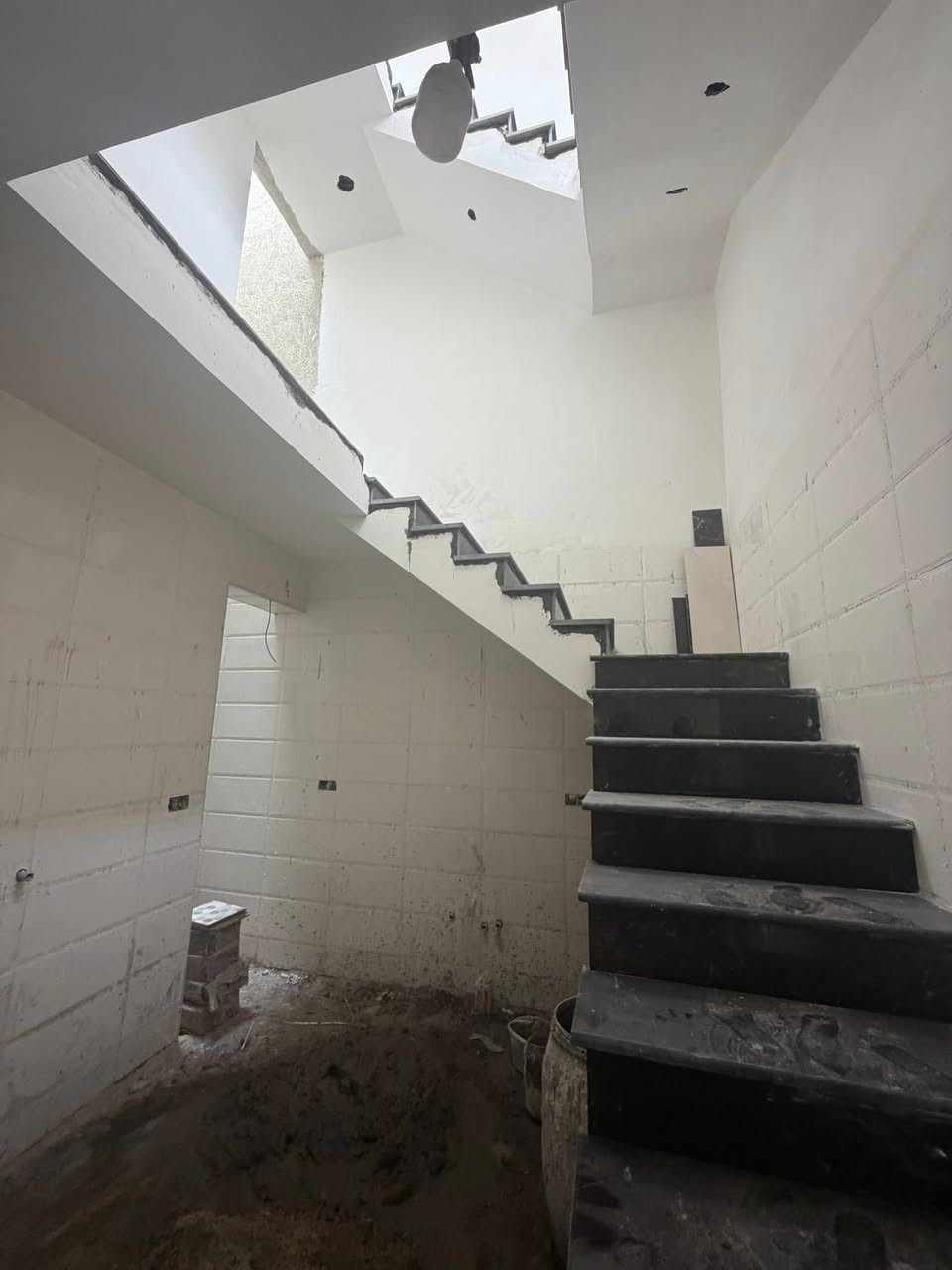 مشتمل للبيع الشعب شارع عدن خلف مكوه الخضراء.    

٨٥ متر واجهه ٥ ونص نزال ١٥ جديد باقي شهر يكمل 

استقبال وخدمات ومطبخ وغرفه نوم وصاله 

الطابق الثاني غرفتين نوم وخدمات  السعر ٢١٥ مليون

معروض بمكتب الكناني ***********  

عنوان المكتب شارع عدن قرب جاتو باريس
