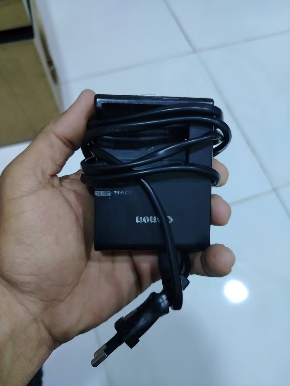 السلام عليكم شباب كامره للبيع  Canon EOS RP،
المستشعر: فل فريم (Full Frame) CMOS بدقة 26.2 ميجابكسل.
المعالج: DIGIC 8.
نظام التركيز: Dual Pixel CMOS AF مع آلاف نقاط التركيز.
تصوير متواصل: حتى 5 إطارات/الثانية.
الفيديو: تصوير 4K حتى 24/25fps (مع قص للصورة)، وFull HD حتى 60fps.
الشاشة: لمس متحركة بالكامل (Vari-Angle) قياس 3.0 بوصة.
عدسة المنظار الإلكتروني (EVF): بدقة 2.36 مليون نقطة.
حساسية ISO: من 100 إلى 40,000 (قابلة للتوسعة حتى 102,400).
العدسات: تدعم عدسات RF، ويمكن استخدام عدسات EF وEF-S عبر المحول الرسمي.
الاتصال: Wi-Fi وBluetooth.
الوزن: حوالي 485 غرامًا مع البطارية والذاكرة.
البطارية: LP-E17، وتعطي تقريبًا 250 صورة بالشحنة الواحدة (حسب معيار CIPA).
مميزاتها:
جودة صور ممتازة بفضل مستشعر الفل فريم.
خفيفة وصغيرة وسهلة الحمل.
شاشة متحركة مناسبة للتصوير وصناعة المحتوى.
أداء جيد في الإضاءة المنخفضة.
عيوبها:
تصوير 4K فيه قص (Crop).
لا تحتوي على تثبيت صورة داخل الجسم (IBIS).
البطارية متوسطة مقارنةً بكاميرات أحدث مع كارتونه مالتها و وفلاش TT وعدسه Canon RF 24-105mm F4-7.1 IS STM (وهي من أكثر العدسات استخدامًا مع كاميرا Canon RP)، فهذه مواصفاتها:
النوع: عدسة زوم قياسية (Standard Zoom).
البعد البؤري: 24–105 ملم.
فتحة العدسة: f/4–7.1 (متغيرة حسب الزوم).
تثبيت الصورة: IS مدمج حتى 5 وقفات تقريبًا.
المحرك: STM هادئ وسلس، مناسب للتصوير والفيديو.
أقل مسافة تركيز: 20 سم.
التكبير الأقصى: 0.5× في وضع Center Focus Macro.
قطر الفلتر: 67 ملم.
الوزن: حوالي 395 غرامًا.
التركيب: Canon RF Mount (متوافقة مع كاميرات سلسلة EOS R مثل Canon RP).
مميزاتها:
مدى زوم ممتاز (24–105) يغطي أغلب الاستخدامات.
خفيفة وسهلة الحمل.
تثبيت ممتاز للتصوير اليدوي.
مناسبة لتصوير الأشخاص، الطبيعة، السفر، والفيديو.
عيوبها:
فتحة العدسة ليست واسعة، لذلك أداءها في الإضاءة الضعيفة وعزل الخلفية أقل من عدسات f/2.8 أو f/4 الثابتة كامره جدا نضيفه السعر راسلني وجاوببك خاص بثواني وذا اتصال ***********
